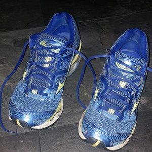 Size 8 blue mizuno's